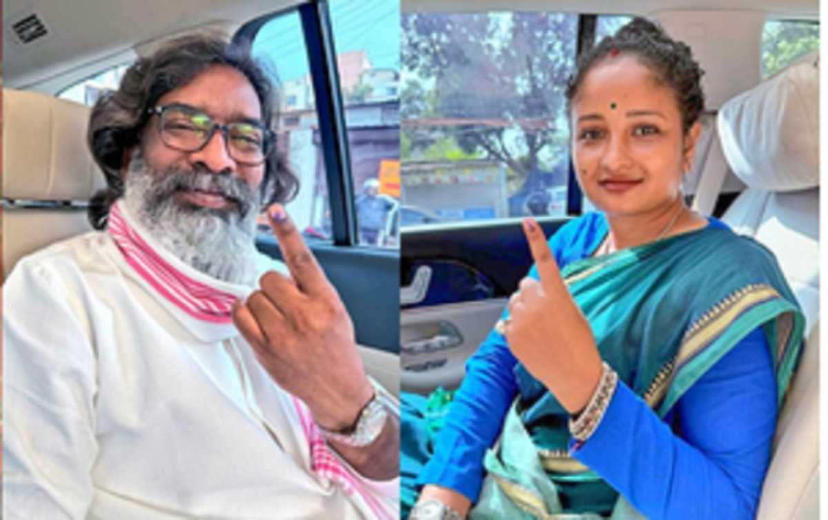 मुख्यमंत्री हेमंत ने पत्नी कल्पना के साथ रांची में किया मतदान, पूर्व सीएम चंपई ने पैतृक गांव में डाला वोट